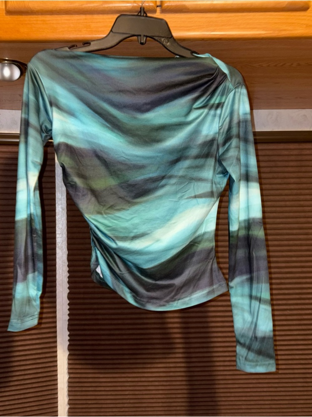 SHEIN Green Long Sleeve Asymmetrical Shirt - Picture 3 of 7